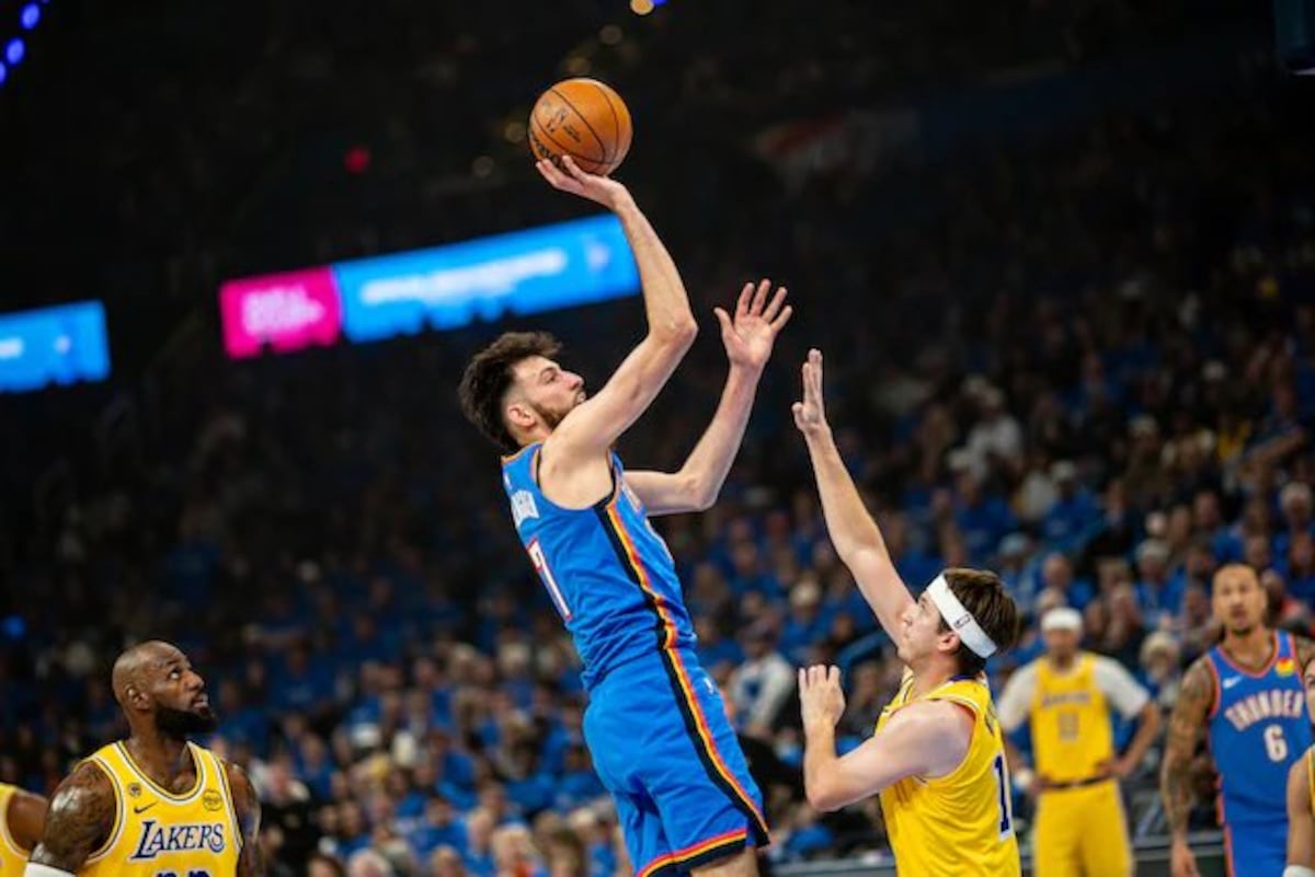 Thunder aplastan a Lakers 131‑108 y dominan las semifinales del Oeste a un triunfo de las finales