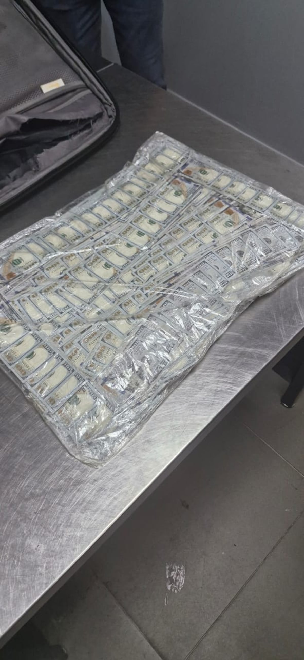 Maleta pesada, secreto caro: agarran a colombiano con $170 mil envueltos en plástico