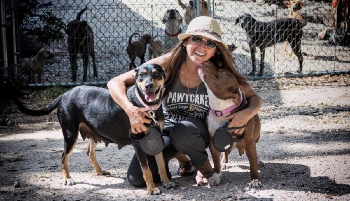 ¡Heroína! Refugió en su casa a 97 perros callejeros para salvarlos del huracán Dorian