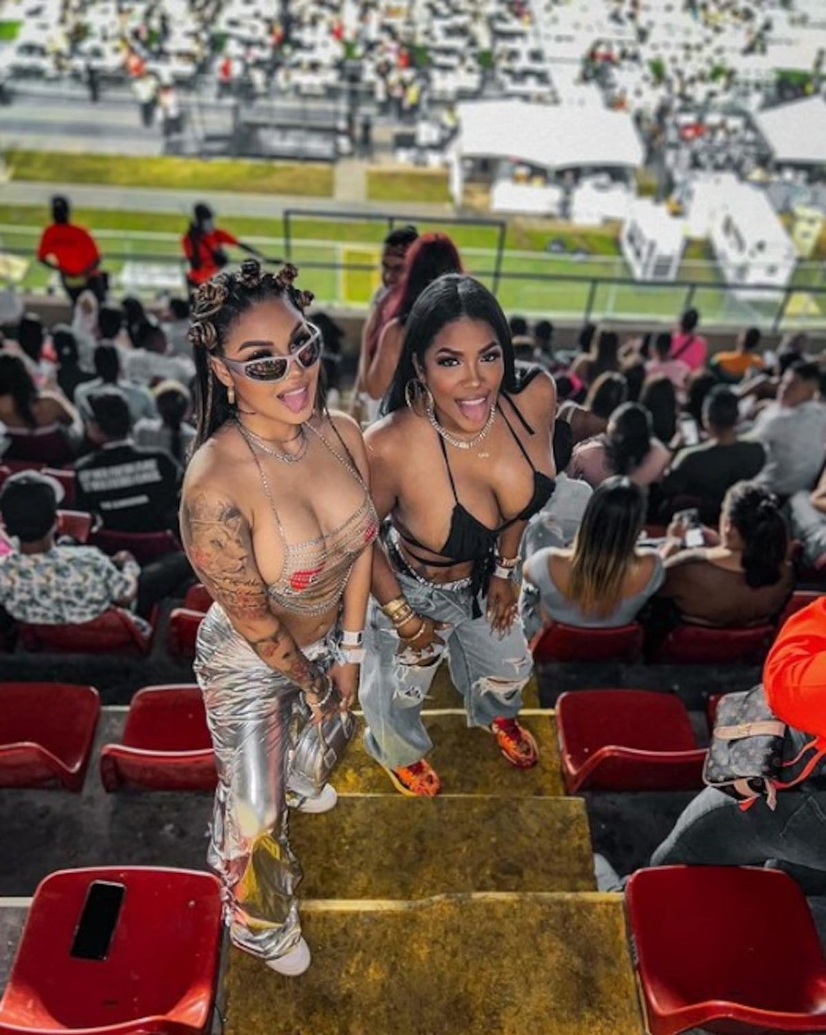 Desde ‘el gallinero’. Anyuri disfruta del concierto y deja en ‘shock’ al taparse el pecho con parches de corazón 