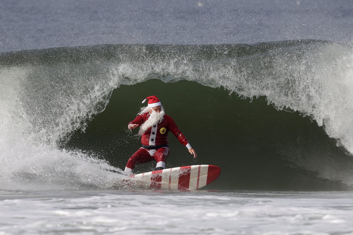 ¡La playa se llenó de Santa Claus! El surfing navideño vuelve a Cocoa Beach