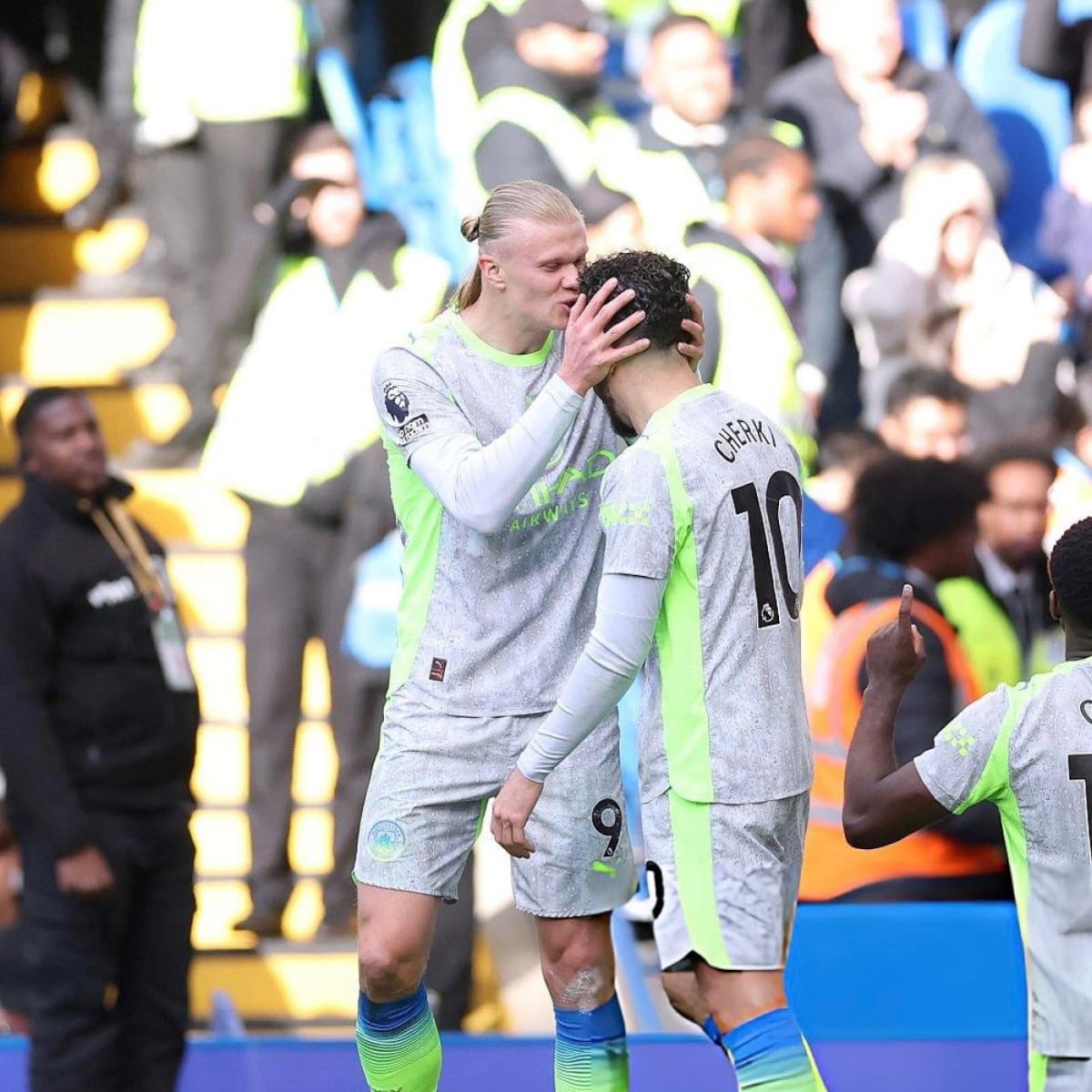 Manchester City arrolla al Chelsea y acecha al Arsenal