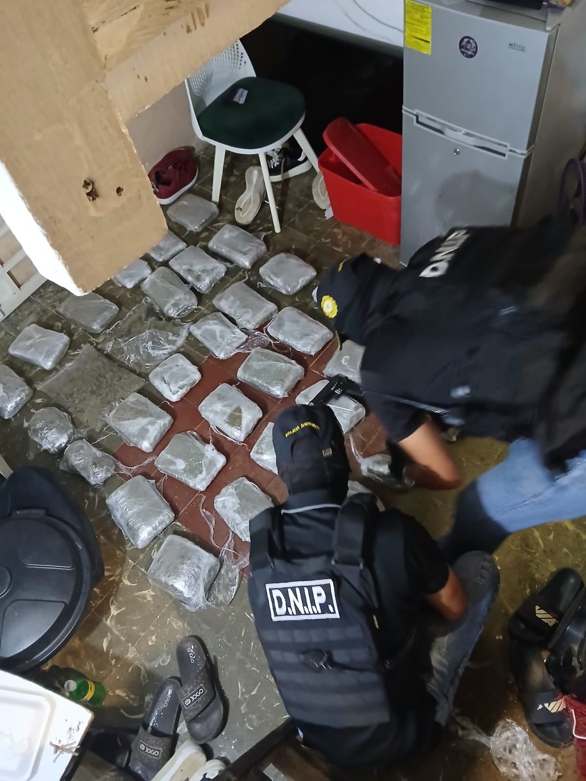 Policía aprehende a tres personas y incauta presunta droga en allanamiento