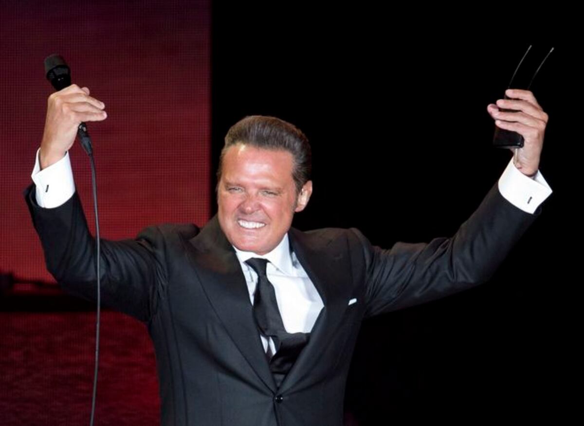 Luis Miguel se presenta borracho, lo abuchean y los asistentes piden reembolso