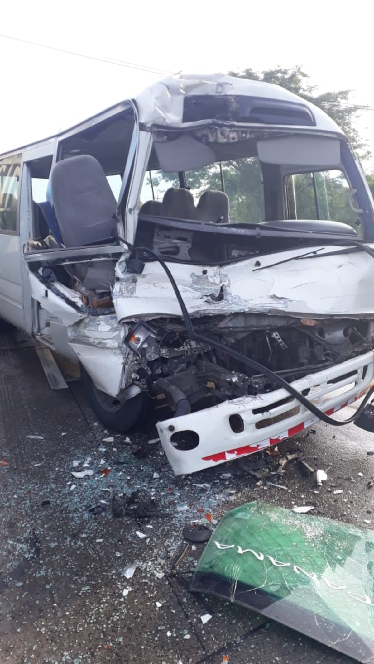 Hay varios heridos.Bus de La Pintada-Panamá y un camión de reparto chocan en Capira