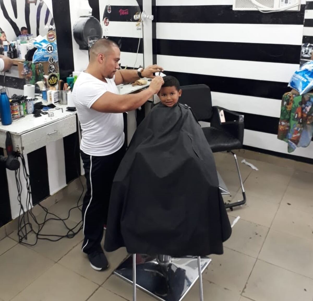 Pese a que le falta una pierna, Rey Dimas levanta sus sueños sobre sus hombros