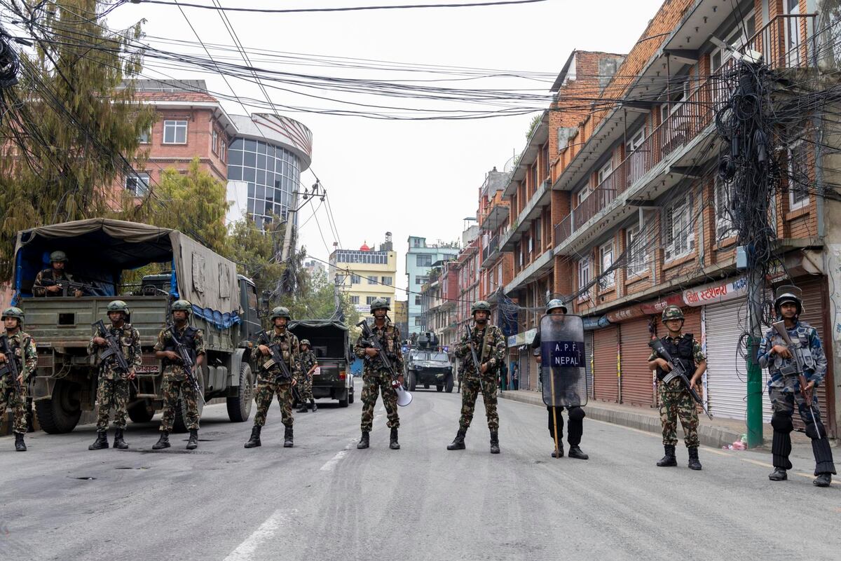 Ejército toma control de Katmandú en medio de crisis política