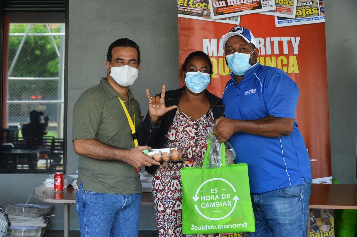 Canillitas de Corprensa, Mi Diario y La Prensa, reciben bolsas de comida