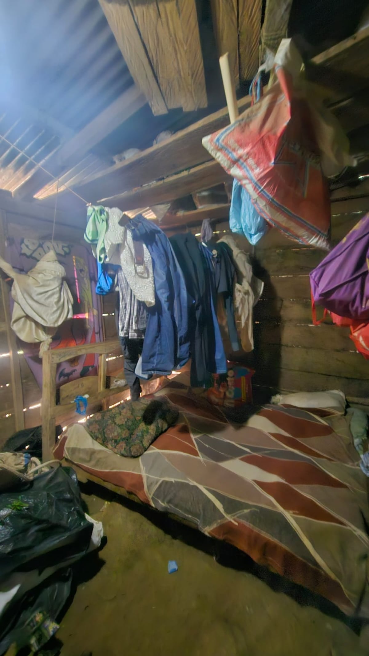 Vecinos se unen para construirle una casa a una pareja de campesinos en Chitra