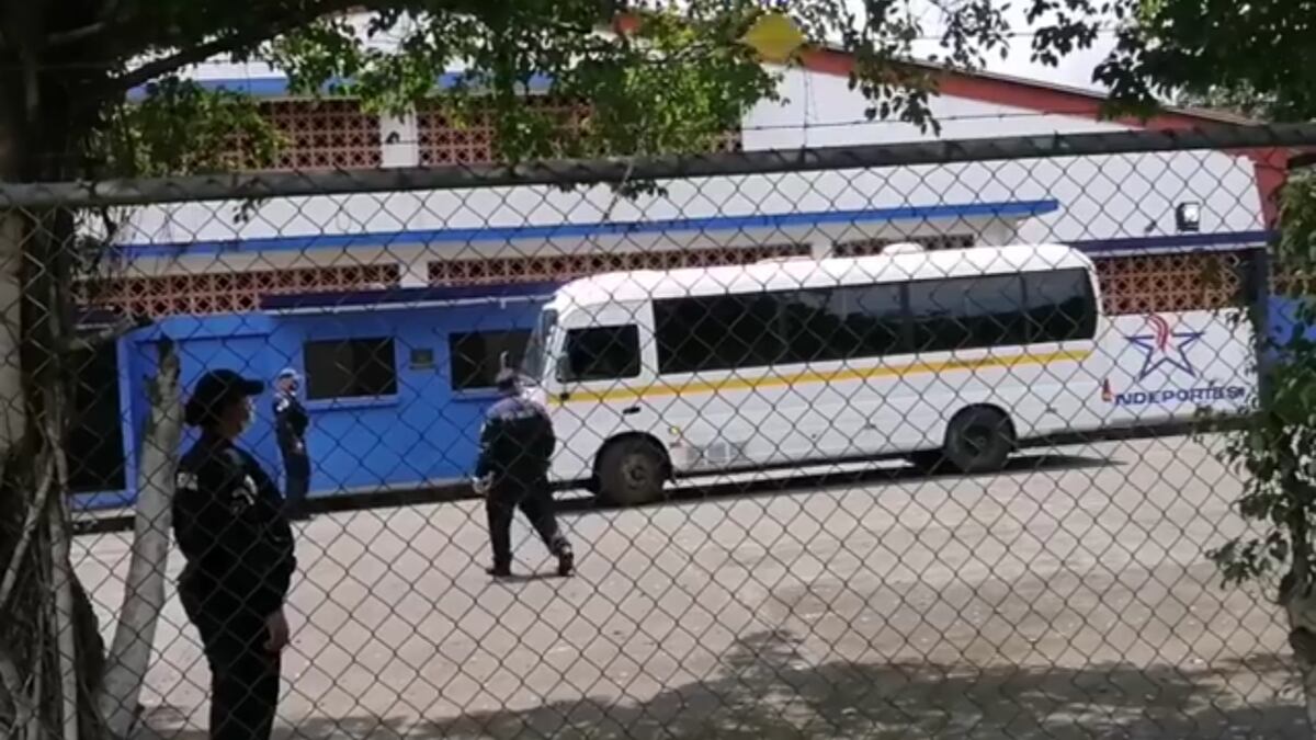 Trasladan a privados de libertad en Las Tablas afectados por la covid-19