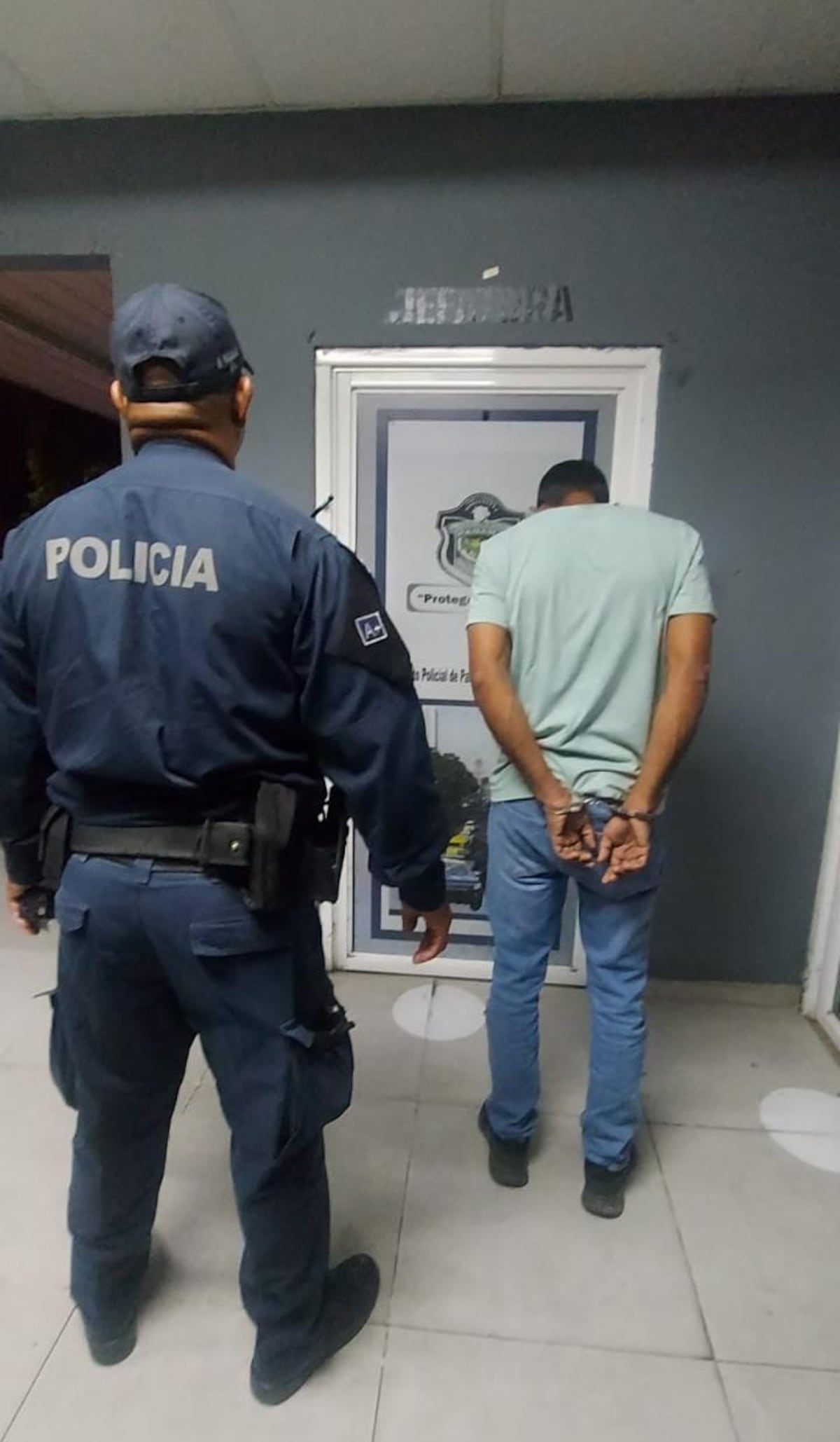 Acusado de homicidio se escondía en la Escuela República de Haití. Policía lo captura