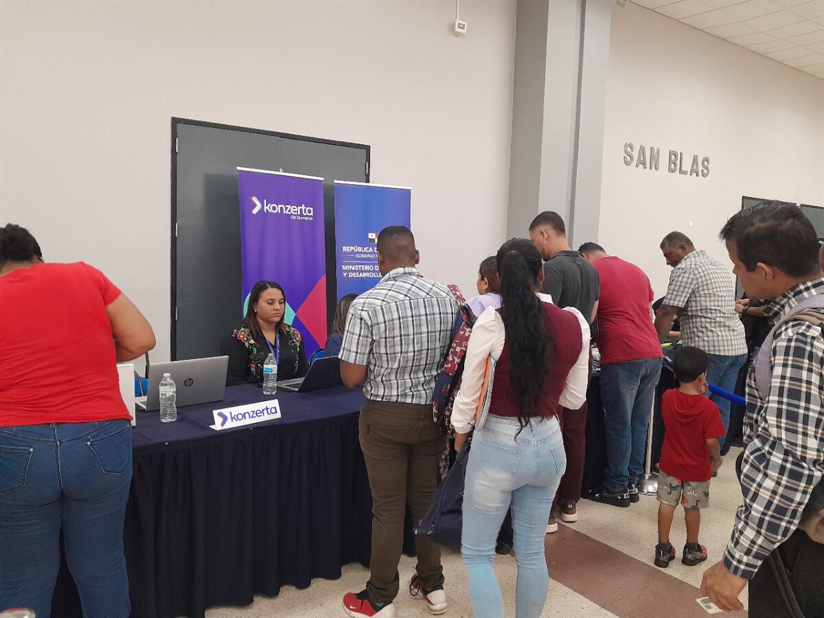 Panameños llegan a feria de empleo un día antes de la convocatoria; 20 mil aspirantes a 4 mil plazas