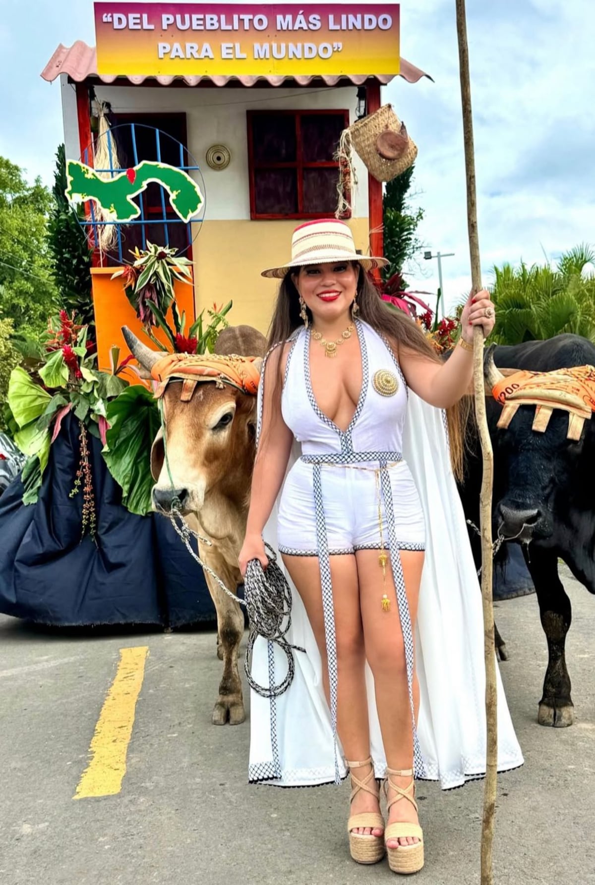 ¿Sensual o vulgar? Yaneth Marín se robó todas las miradas al ser la abanderada en el Festival del Sombrero Pintao