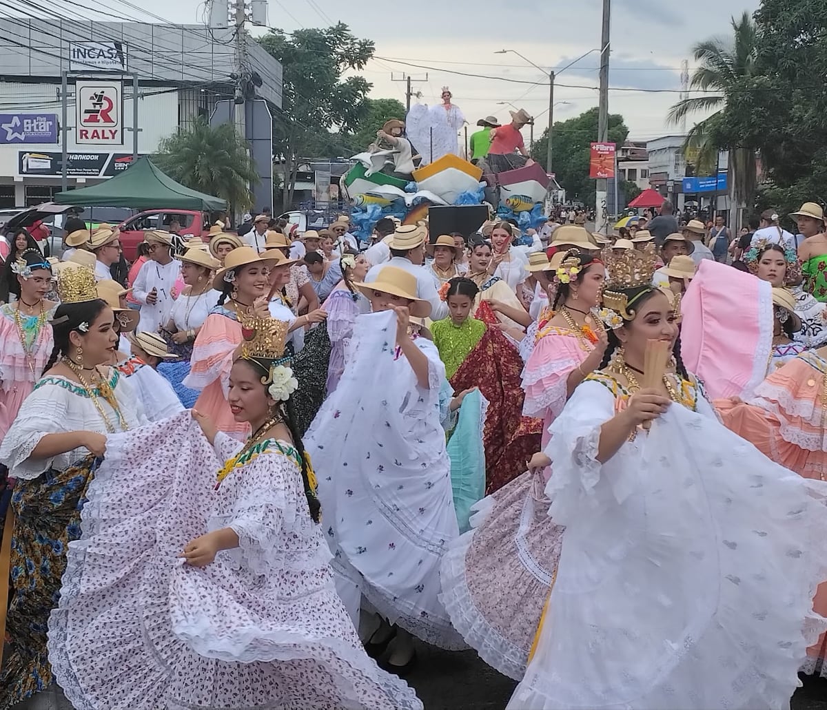 Patronales de Santiago cerraron con desfile folklórico