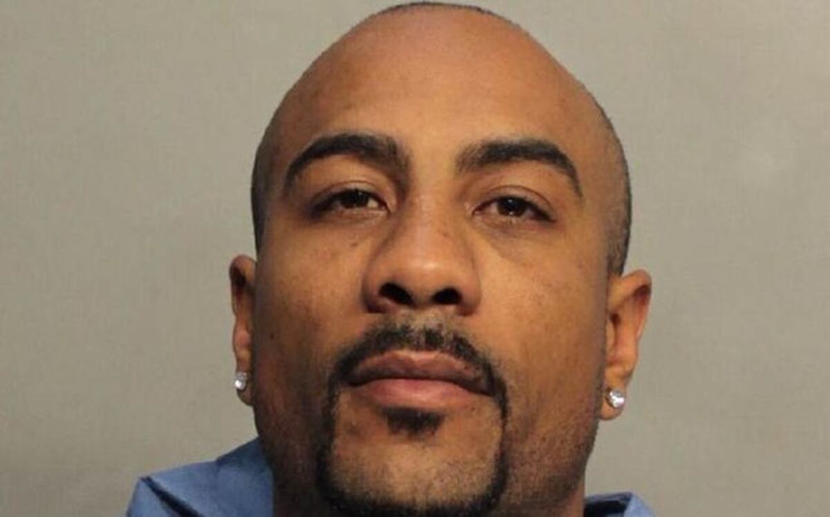 Arrestan a boxeador profesional; acusado de matar a su padre