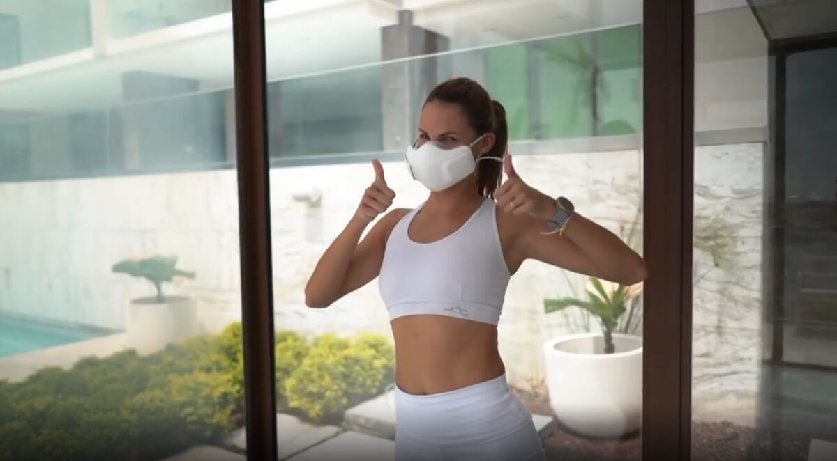 Mascarilla electrónica e inteligente que protege de covid llegó a Panamá. Carolina Dementiev es de las primeras en usarla