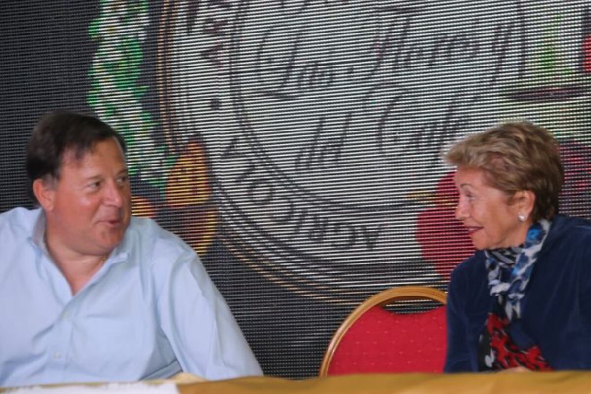 Captan a Varela y Mireya Moscoso echando un cuento bueno