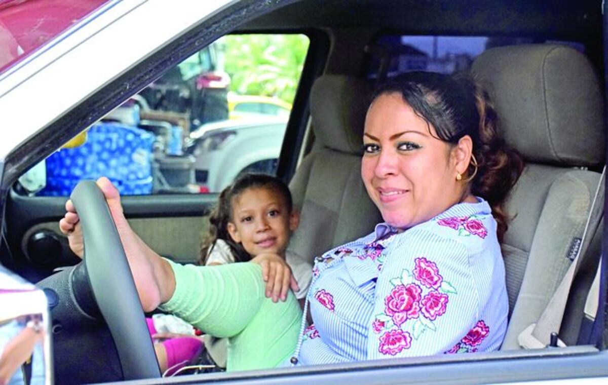 A pesar de no contar con sus brazos, aprendió a conducir su auto con los pies