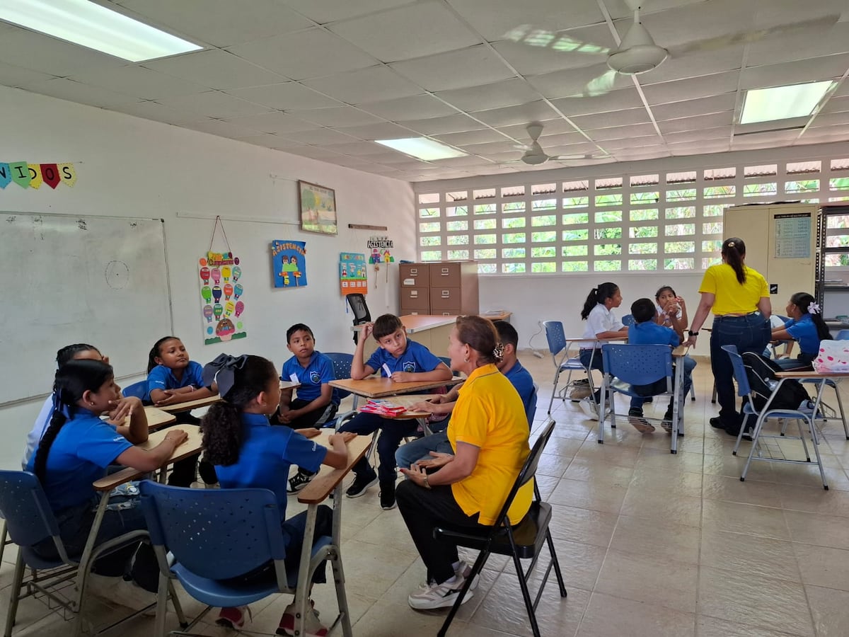 El Bibliobús conquista a niños de El Pajonal con historias y libros