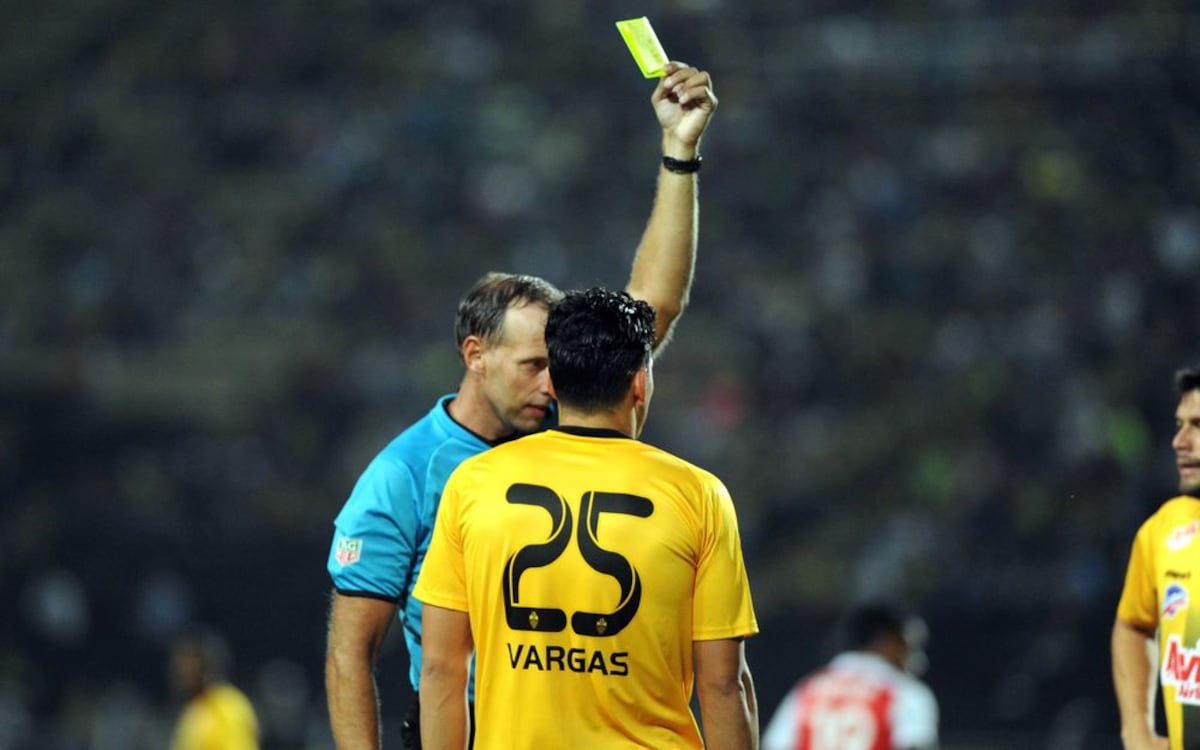 Chiricano recibe amarilla por falta que nunca cometió en la Copa Libertadores