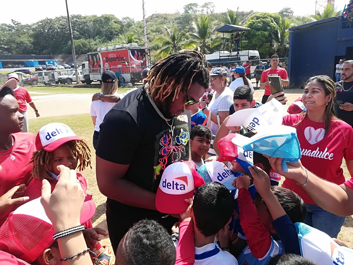 Peloteros de grandes ligas les caen de sorpresa a niños panameños
