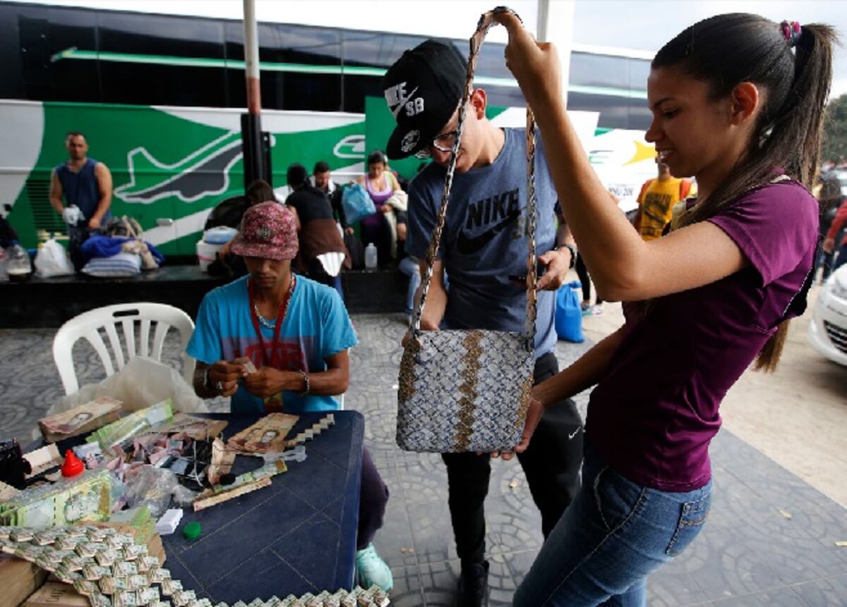 ¡Billete venezolano! Solo les sirve para hacer estas artesanías