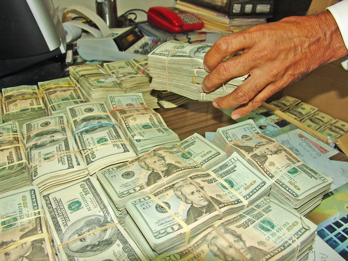 ¡Le pillan el chen chen! Hondureña traía B/.18 mil escondidos en Tocumen