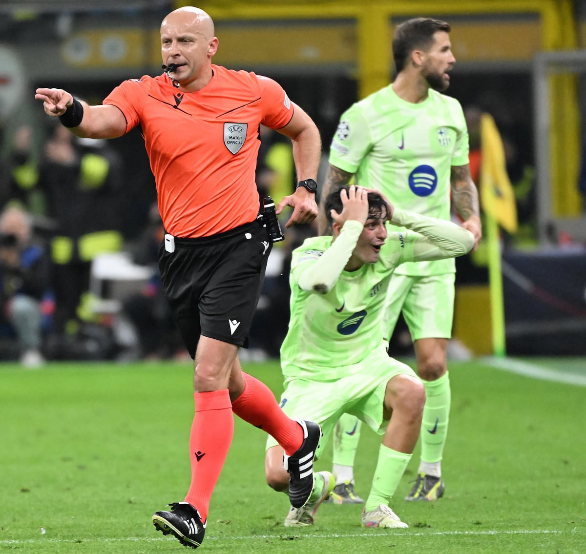 ¡Explota Barcelona! Jugadores y prensa acusan robo arbitral tras caer ante el Inter