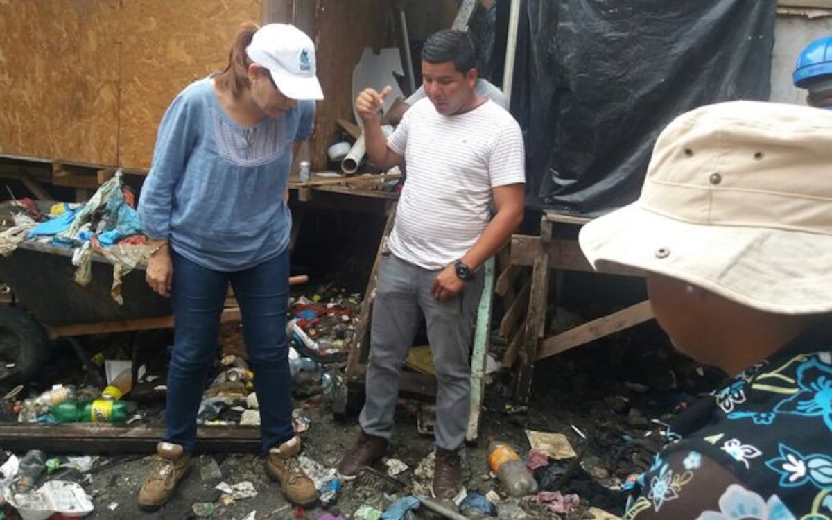 ¡SANTO CIELO! En medio de la basura directora del IDAAN visita Curundú