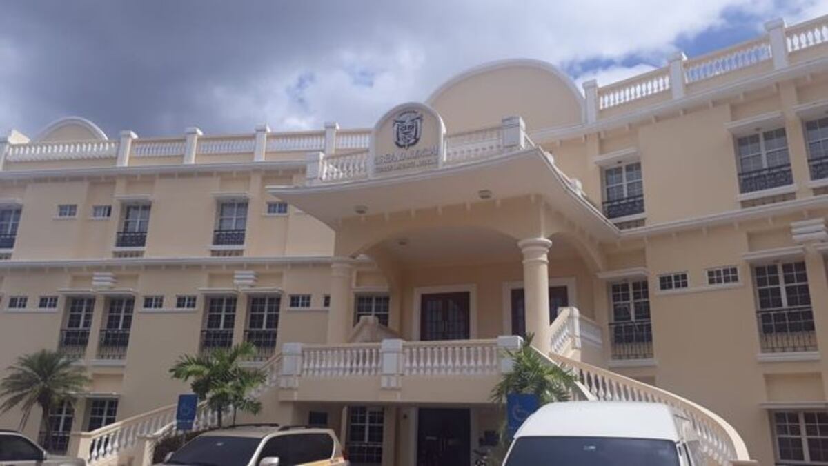 Mujer roba a mano armada en un restaurante con un compinche