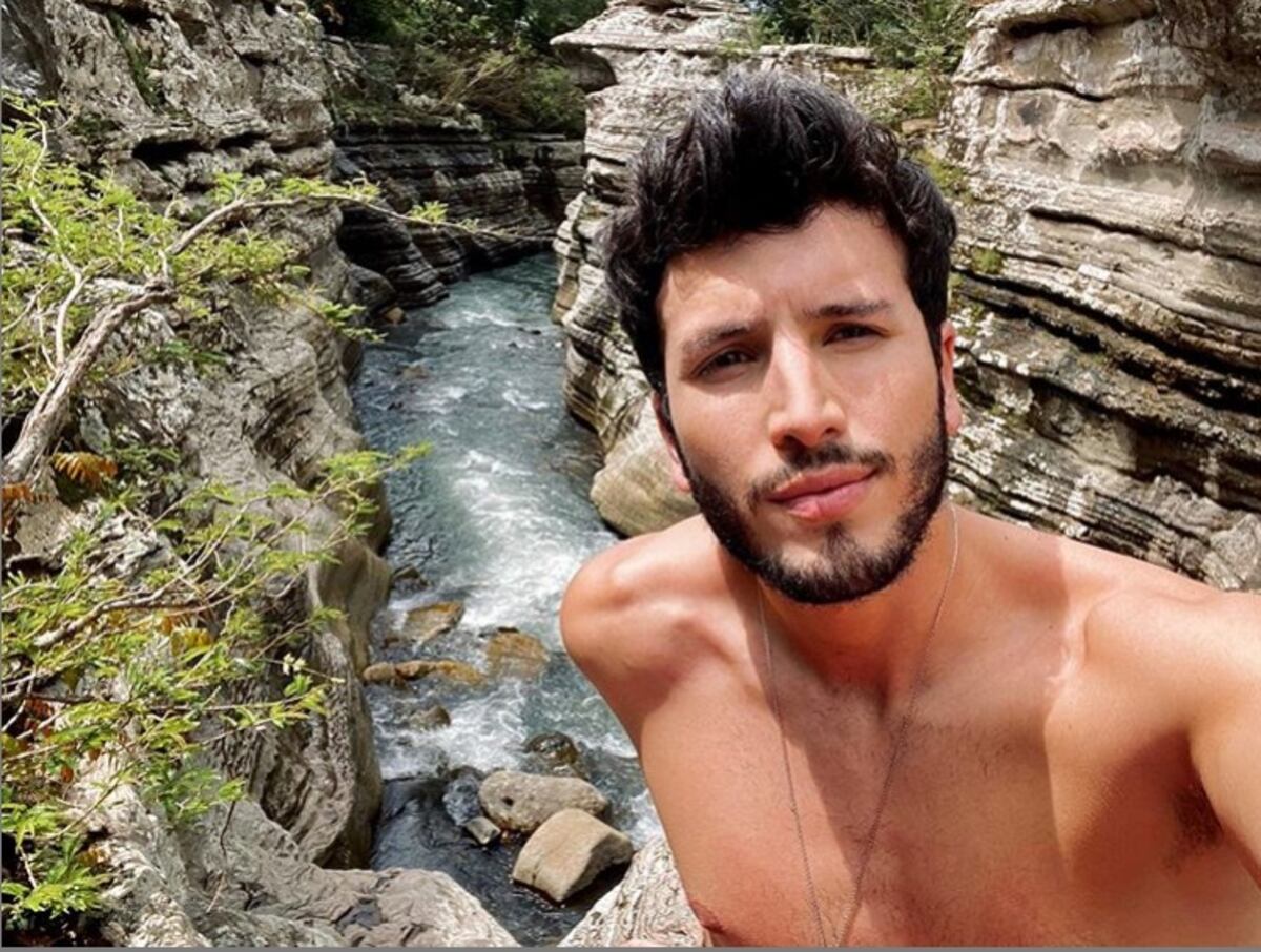 Nacho, Joey Montana, Yatra y Yandel vestidos de blanco en playa de San Carlos 