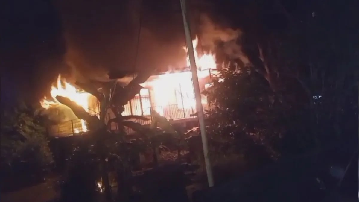 De espantar mosquitos a perderlo todo: fuego arrasa casa en Colón