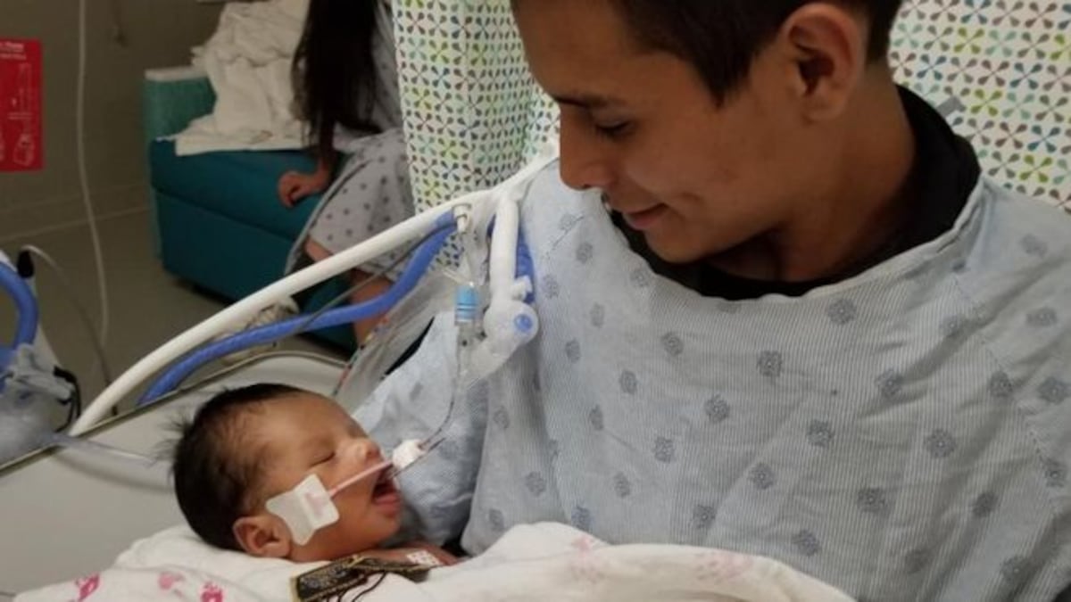 El bebé murió tras ser arrancado del vientre de su madre. Ahora un reporte exonera al hospital y deja a la familia sin consuelo