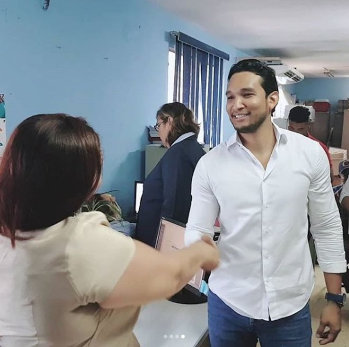 Expresentador de TV se lanza a diputado. Castalia y Taysha le apoyan