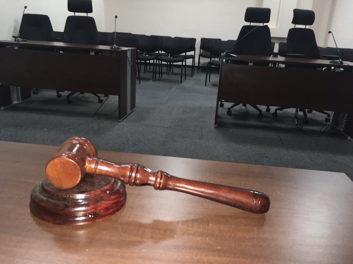 Un adulto y un menor de edad están detenidos por un caso de abuso contra una joven