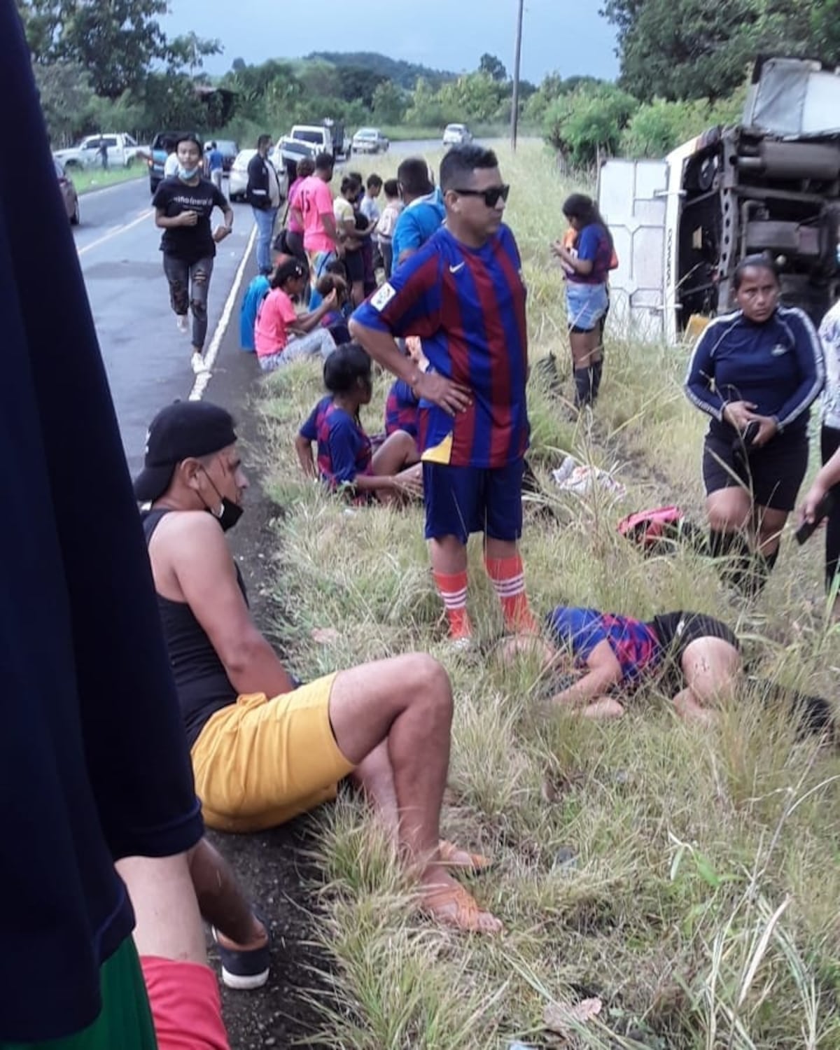 Se vuelca en Soná bus que transportaba un equipo de fútbol. Fotos