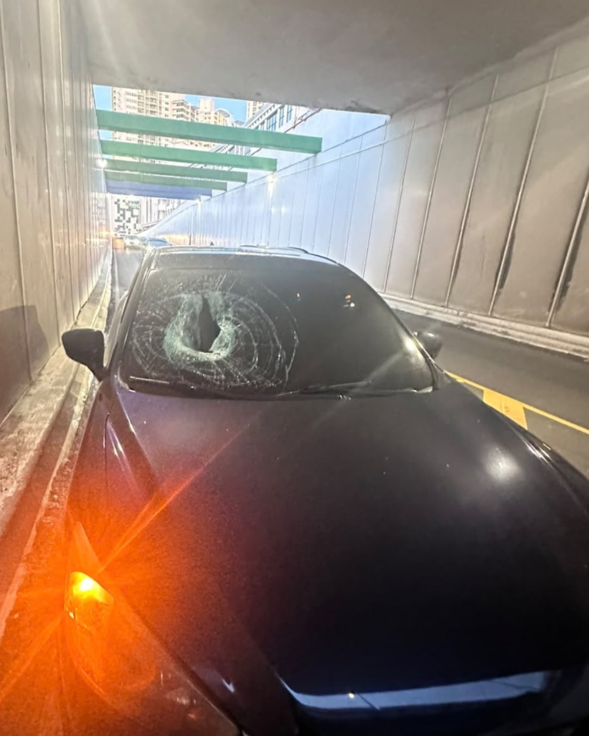 ¿De dónde salió la roca? Reportan parabrisas roto en la avenida Paical y piden revisar cámaras