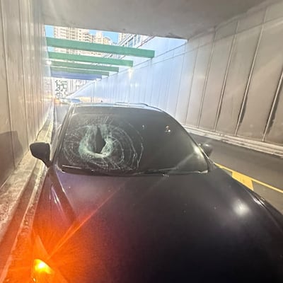 ¿De dónde salió la roca? Reportan parabrisas roto en la avenida Paical y piden revisar cámaras