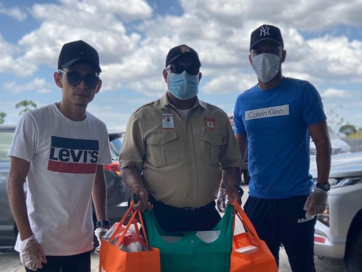 Lo bueno se comparte. Jóvenes Veragüenses donan comidas al personal médico en el 'Chicho Fabrega’