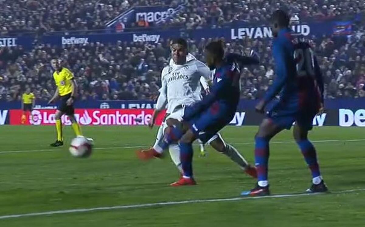 VAR ayuda al Madrid en nuevo triunfo; Casemiro fingió