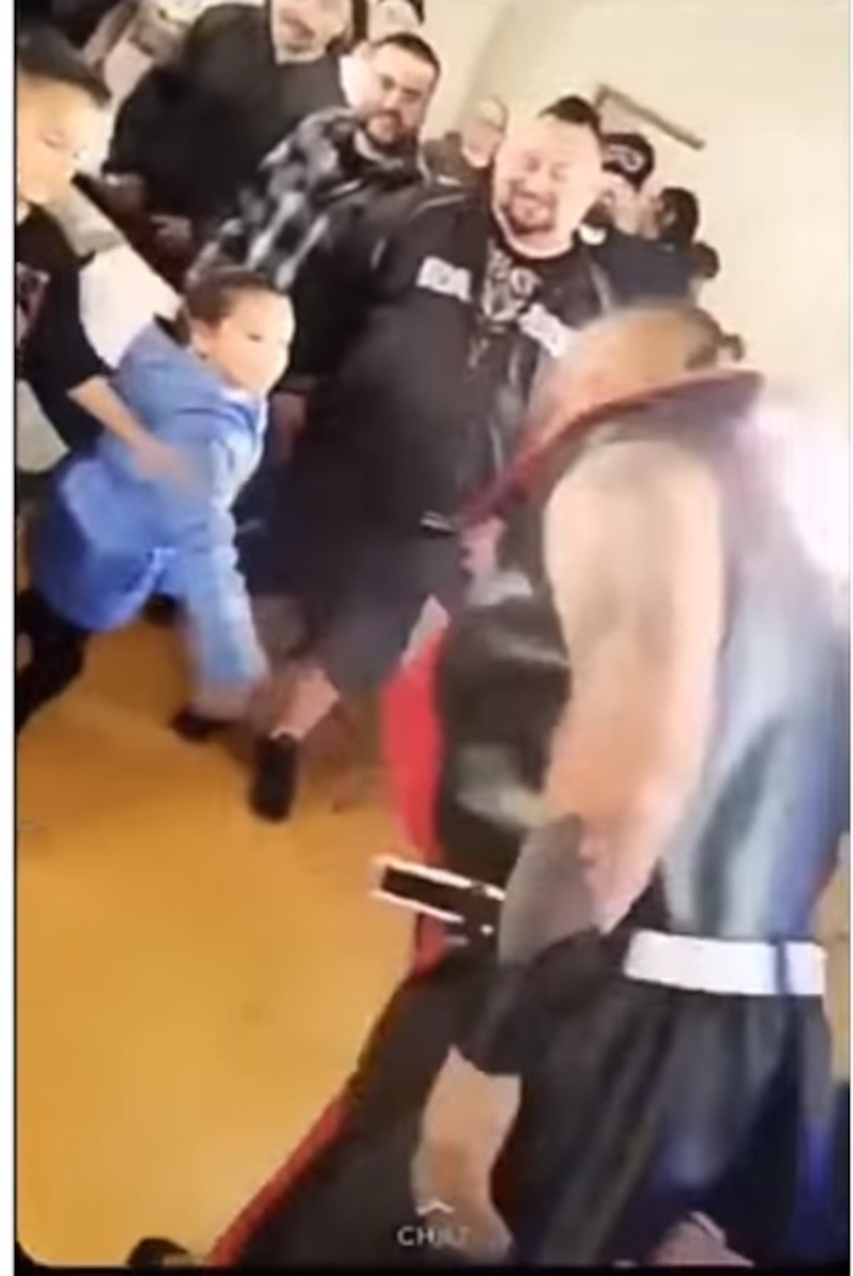 ¡Por liso! Papá golpea a luchador luego que este le escupiera la mano a su hija