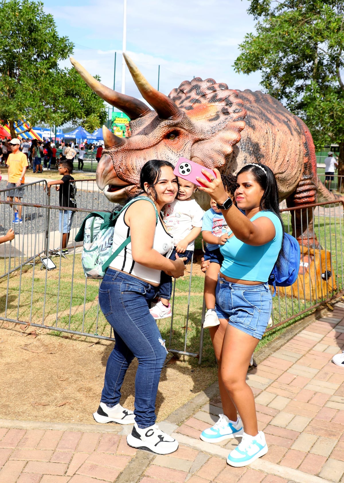 Tierra Jurásica despierta el asombro por los dinosaurios y atrae a miles