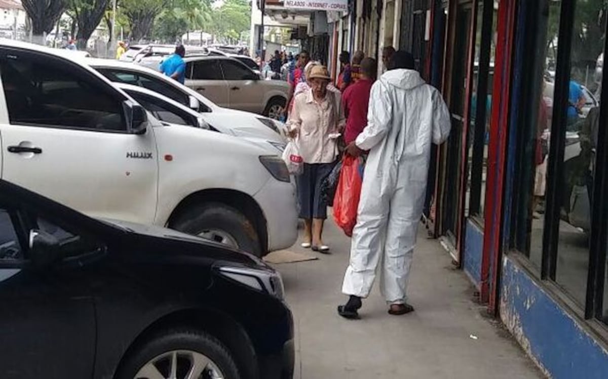 SACARON ARMA DE FUEGO. Se hacen pasar por obreros y roban en una farmacia 
