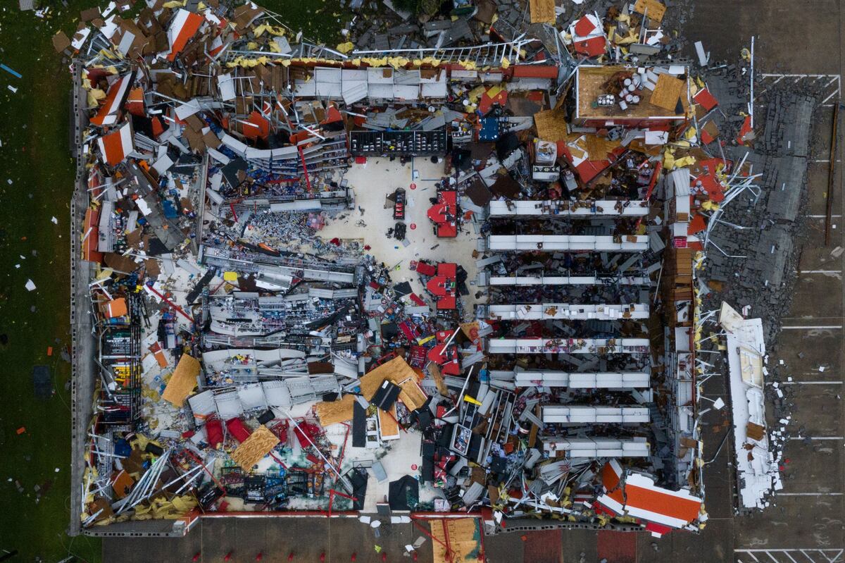 Huracán mató a 16 personas. Tras impactar Luisiana, Laura descarga lluvias como depresión tropical. Video