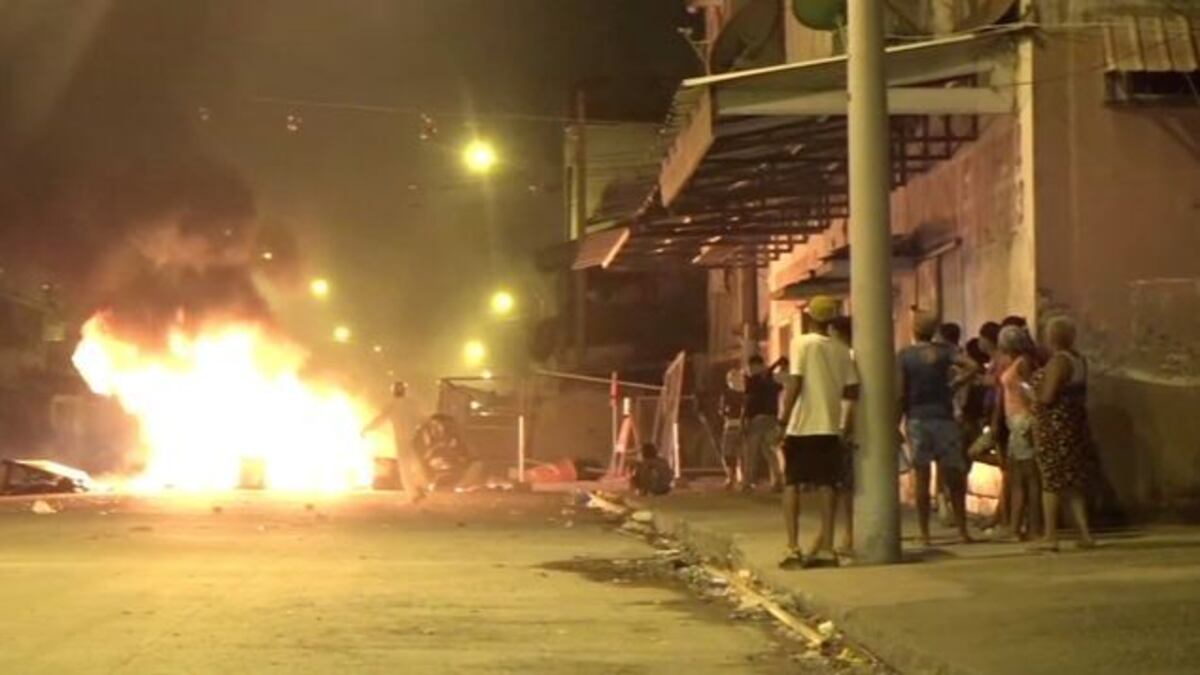 ¡Qué locura! Colonenses empiezan las protestas quemando llantas