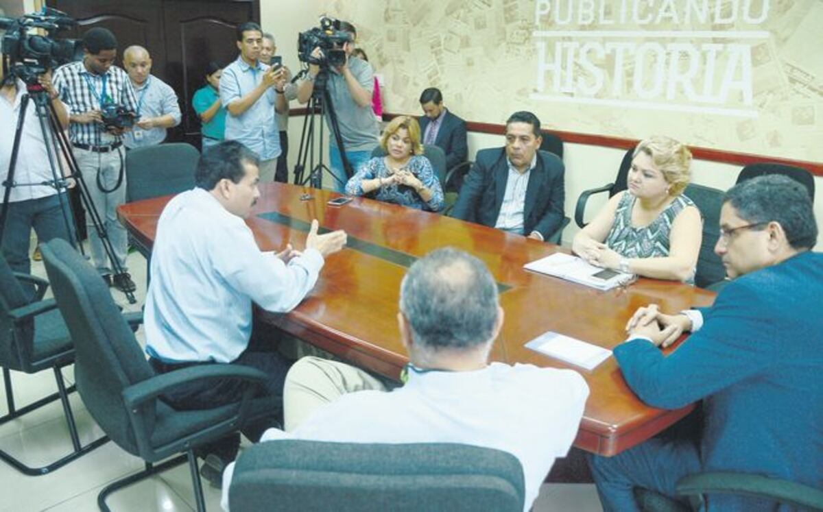 Gringos no extenderán licencia a periódicos 