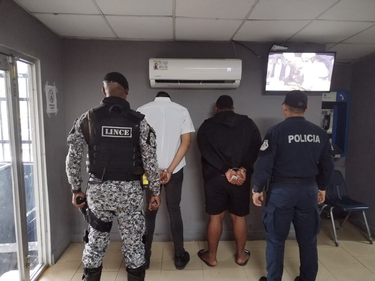 Los pillan en el banco intentando hacer una transacción con identificación falsa