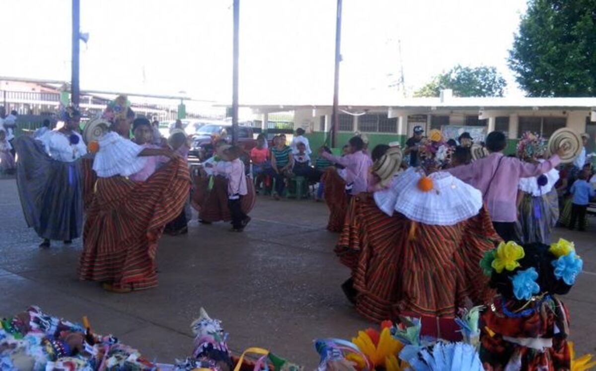 Bailes típicos no cesan en escuela Ricardo J. Alfaro