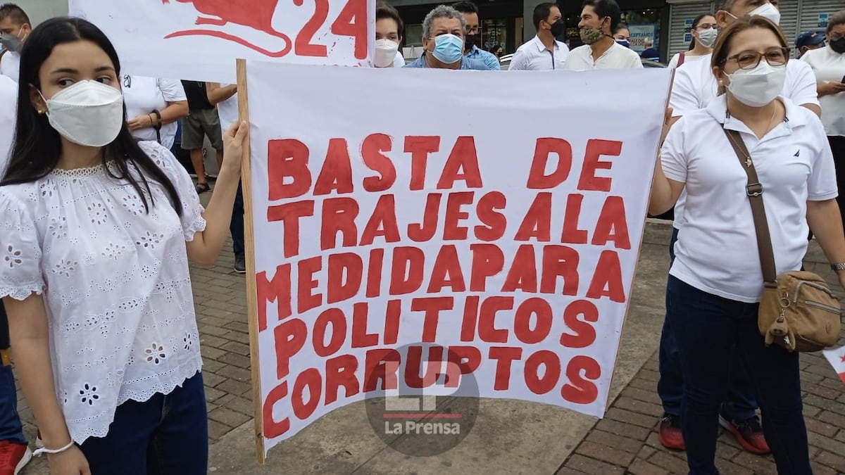 Son un lastre. Los representantes son una carga para el Estado, al que usan para acomodar sus fichas políticas