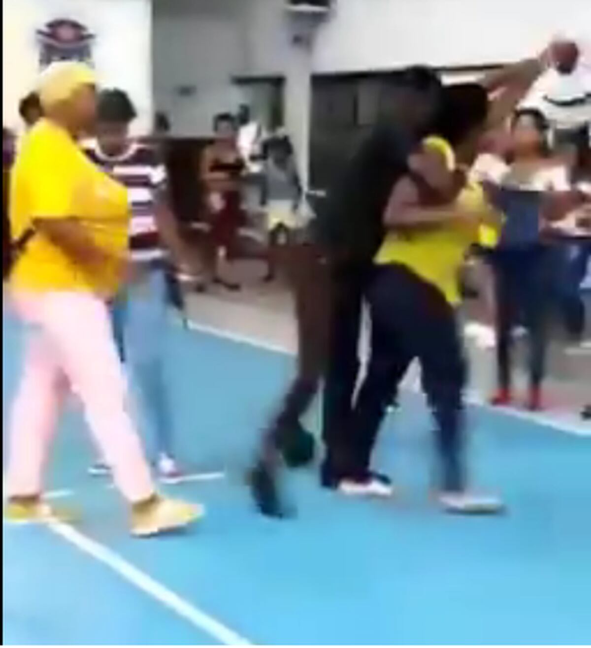 Trifulca en reinado de etnia negra.No le gustó el veredicto y se formó la locura